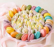 Подарочный набор зефирные цветы и ассорти макарун
