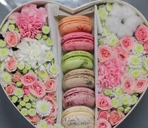 Цветочная поляна и макаруны