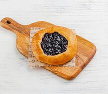 Ватрушка с черникой и заварным кремом