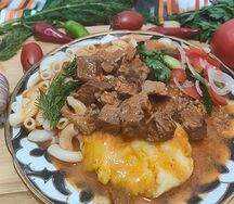 Гуляш из говядины с гарниром