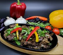 Куриная печень, обжаренная со специями и луком
