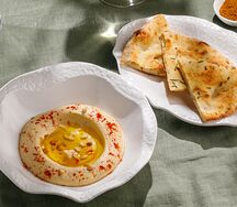 Хумус с лепешкой