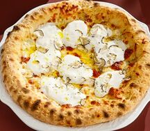 Пицца с черным трюфелем и страчателлой