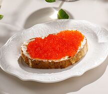 Брускетта с красной икрой