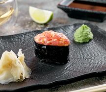 Острые суши с тунцом