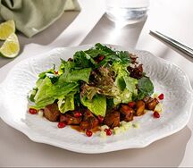 Салат с хрустящей уткой и соусом хойсин