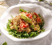 Салат с киноа и авокадо