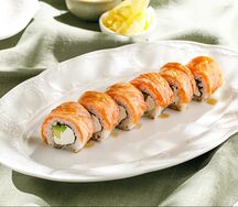 Ролл с обожженным лососем