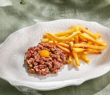 Тартар из говядины с фри