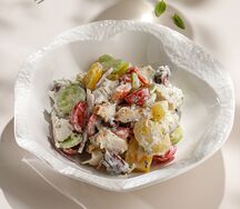 Салат с цыпленком и соусом Дзадзики