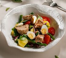 Салат с консервированным тунцом