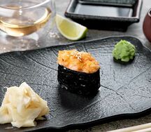 Запеченные суши с лососем