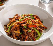 Гречневая лапша с овощами и цыпленком