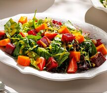 Листья салата с запеченными овощами и манговой заправкой