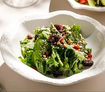 Салат со шпинатом, ореховым соусом, клюквой и ягодами годжи