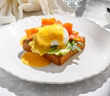 Яйцо Бенедикт на бриоши с копченым лососем