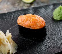 Острые суши с лососем