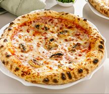 Пицца с ветчиной и грибами