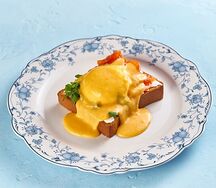 Яйцо Бенедикт на бриоши с тамбовским окороком