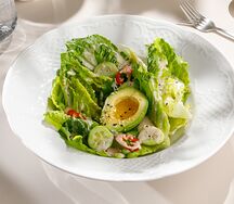 Зеленый салат с ореховым соусом и авокадо