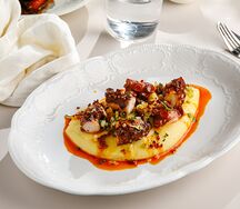 Осьминог чоризо с картофельным пюре