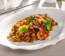 Жареный рис с креветками