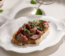 Брускетта с ростбифом