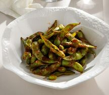 Бобы эдамаме с соусом кимчи