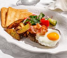 Бифштекс с яйцом и беконом