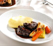 Телячьи щечки с корнеплодами