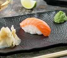 Суши с лососем