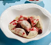 Вареники с вишней и сметаной