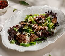 Салат с вишней и печенью цыпленка