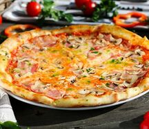 Пицца с ветчиной и грибами
