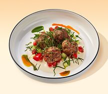 Митболы из ягненка с томатами, огурцами и зеленью