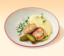 Куриные котлеты с картофельным пюре с моцареллой и соусом тартар