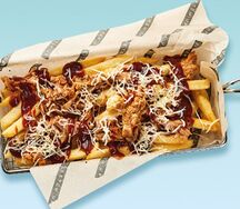 Картофель с реберным мясом, моцареллой и соусом барбекю