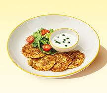 Оладьи из кабачков с зеленым салатом и сметаной