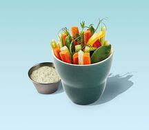 Свежие овощи-стикс с соусом тартар