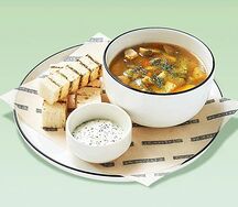 Суп из белых грибов со сметаной и пшеничным хлебом