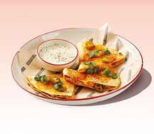 Кесадилья с цыпленком и соусом халапеньо