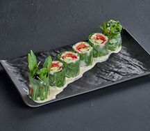 Ролл с лососем и рукколой