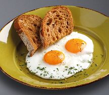 Глазунья из двух яиц с тостами