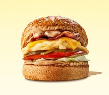 Утренний бургер cо скрэмблом, беконом, чеддером и соусом BBQ