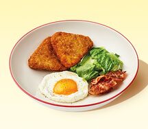 Хашбрауны с беконом, яйцом и зеленым салатом