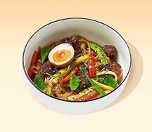 Вок с говядиной, лапшой удон, овощами, маринованным яйцом и устричным соусом