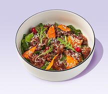 Салат с печенью цыпленка, беконом, клюквой, грецким орехом и горчичным соусом