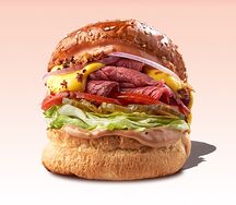 Осенний бургер с ростбифом, томатами, маринованными огурцами, беконом и сырным соусом