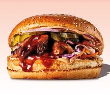 Бургер с реберным мясом, салатом коул слоу и вишневым соусом