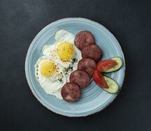 Яичница с колбасой и свежими овощами